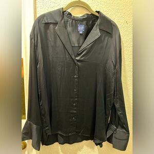 GAP loose satin button down. Worn once. Sz M. Black.